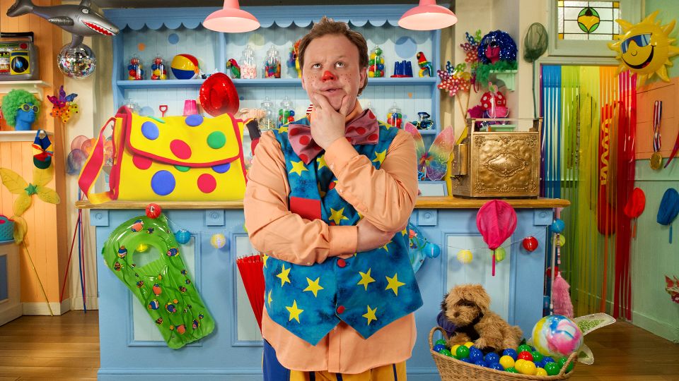 Louis Vuitton spotty bag compared to one carried by CBeebies Mr Tumble -  BBC Newsround